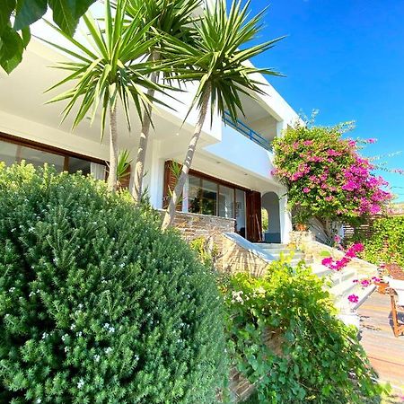 Beach House Set In A Beautiful Bay Каристос Екстериор снимка
