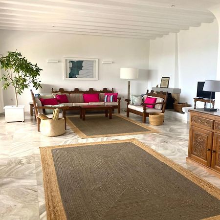 Beach House Set In A Beautiful Bay Каристос Екстериор снимка