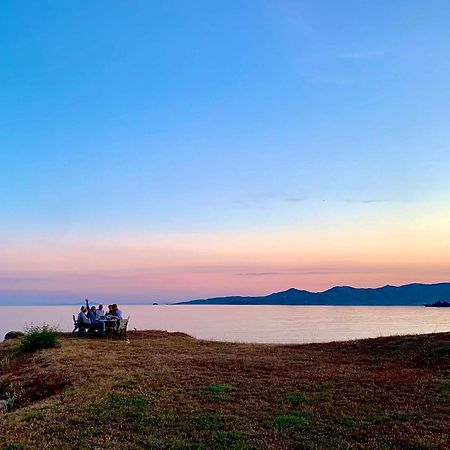 Beach House Set In A Beautiful Bay Каристос Екстериор снимка