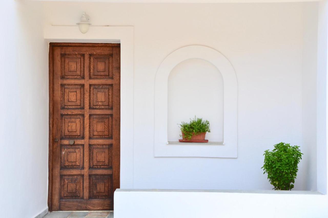 Beach House Set In A Beautiful Bay Каристос Екстериор снимка