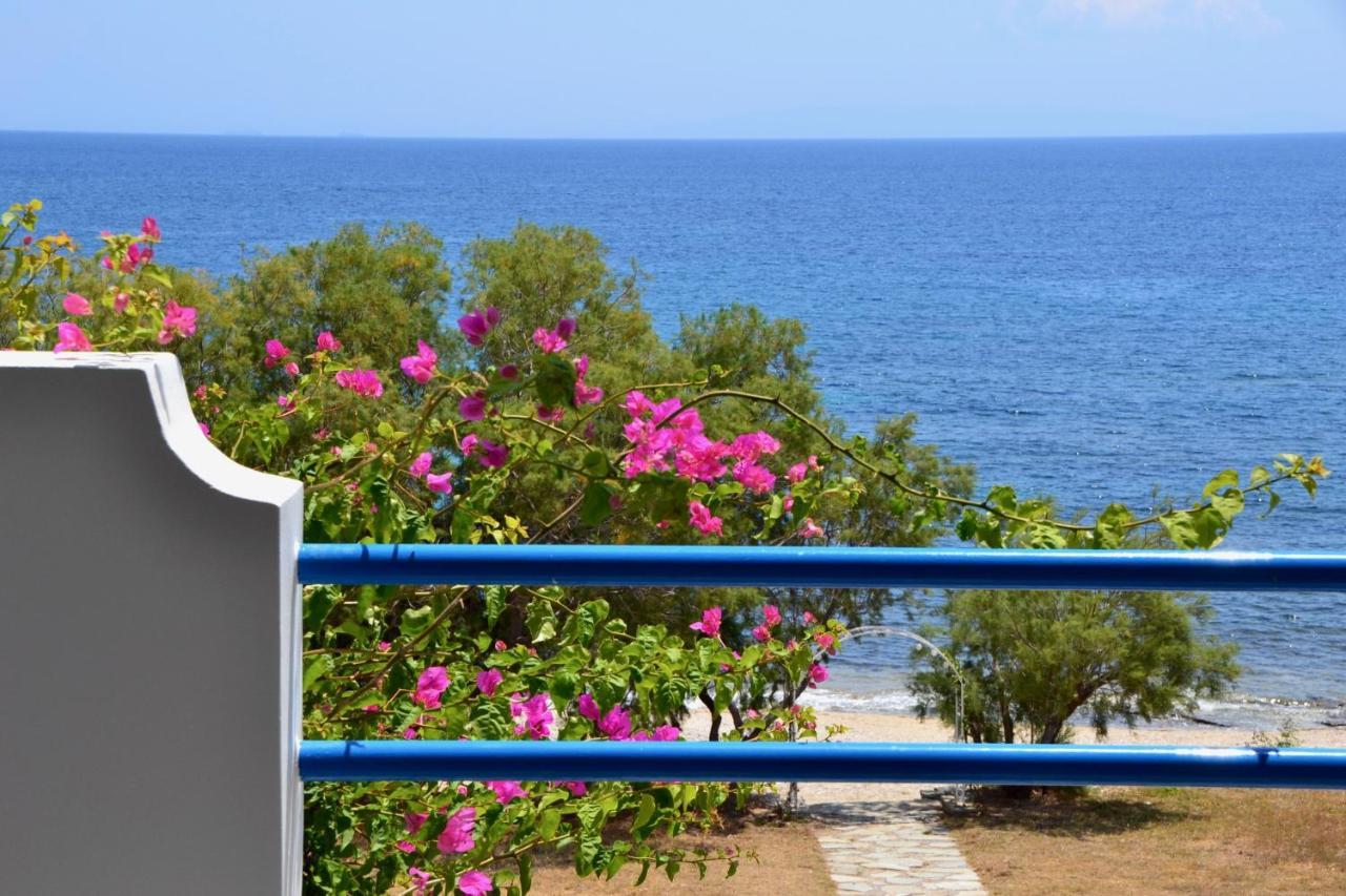 Beach House Set In A Beautiful Bay Каристос Екстериор снимка