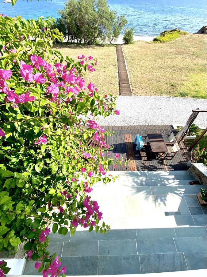 Beach House Set In A Beautiful Bay Каристос Екстериор снимка