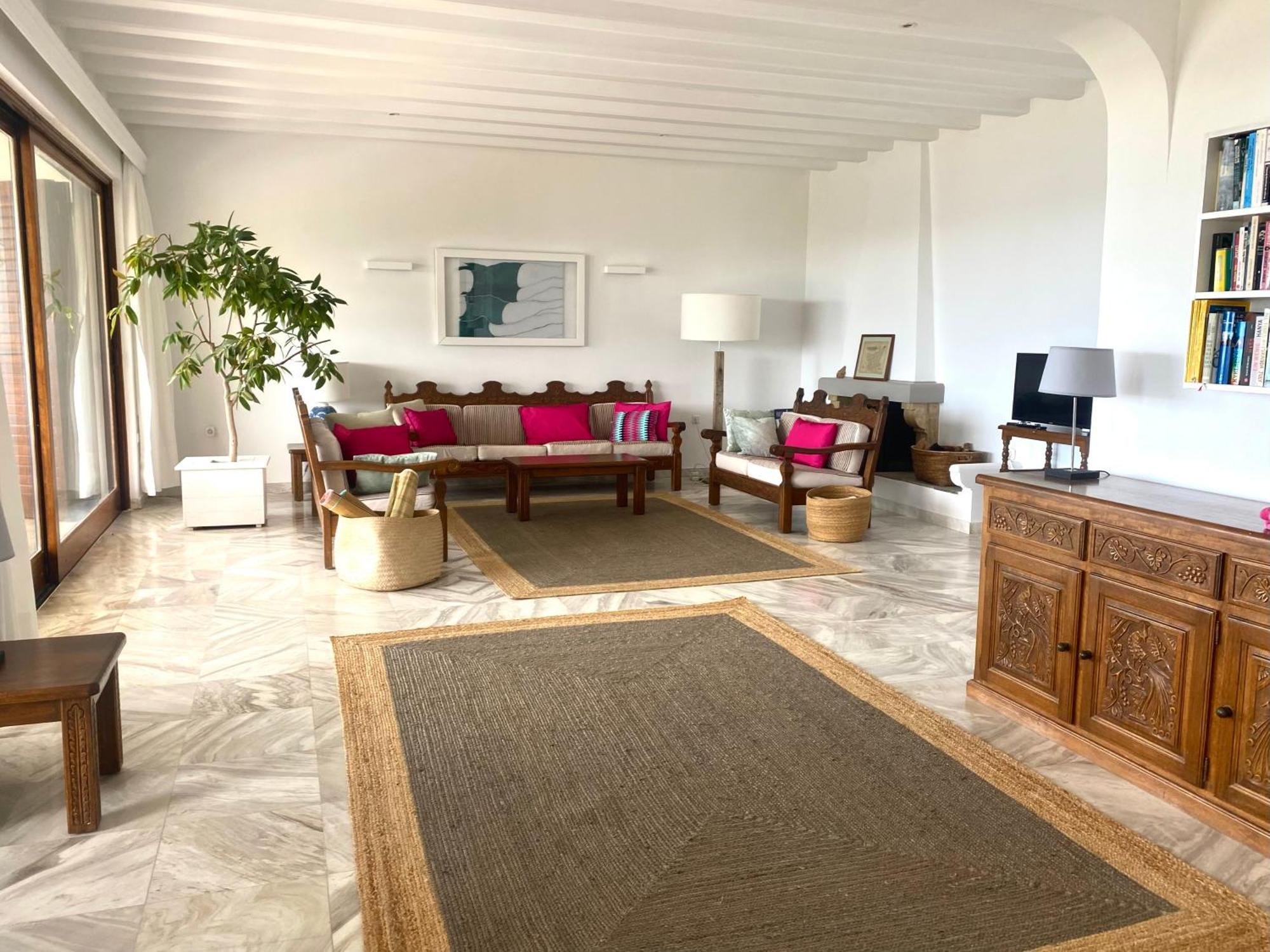 Beach House Set In A Beautiful Bay Каристос Екстериор снимка